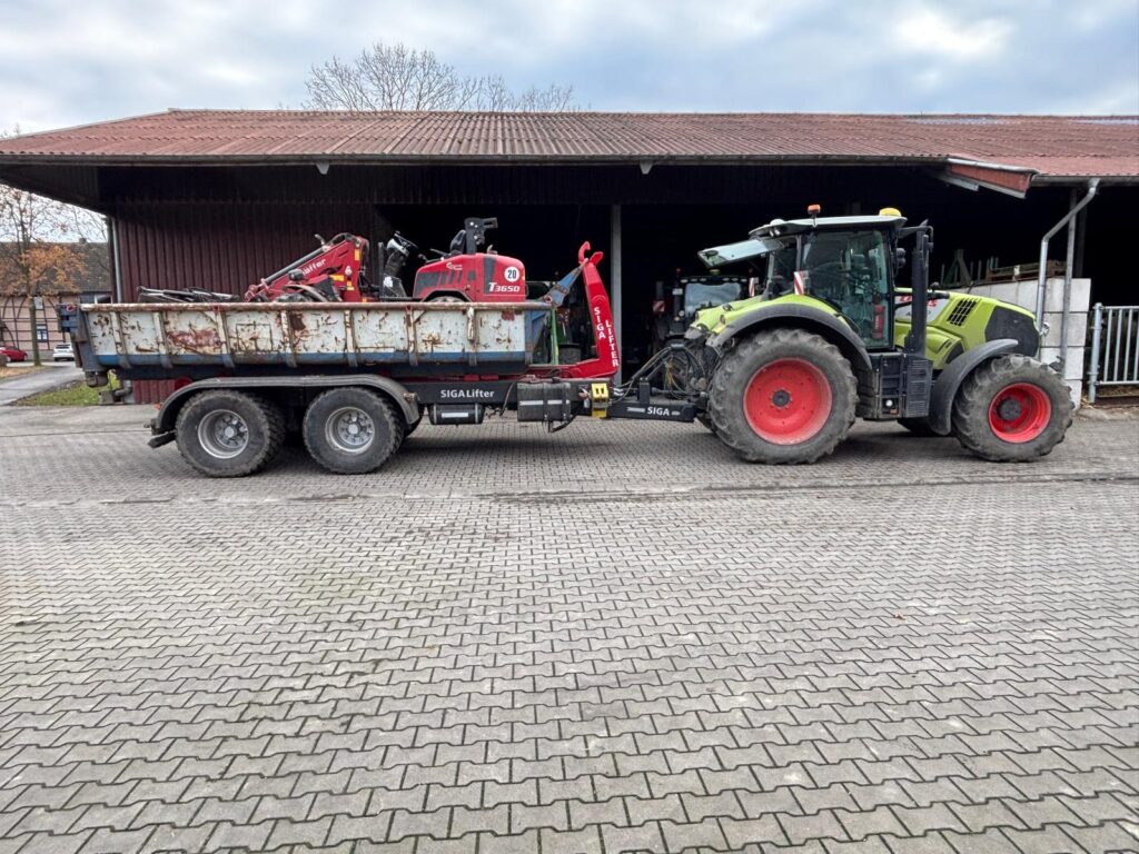 Traktor mit Anhänger bereit für den Transporteinsatz