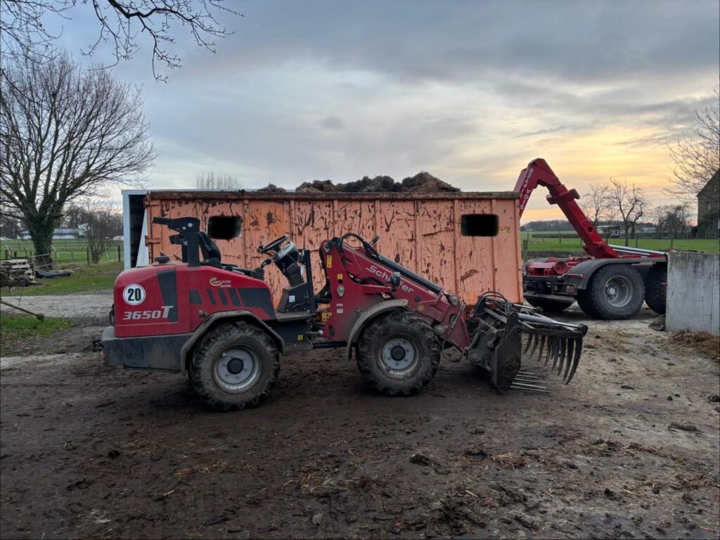 Radlader beim Verladen von Häckselgut